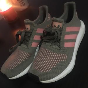 Adidas tennis shoes size 9